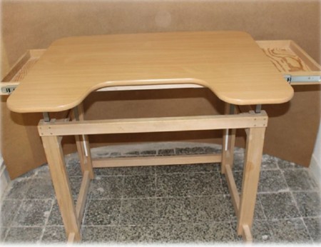 Height adjustable table for wheelchair users